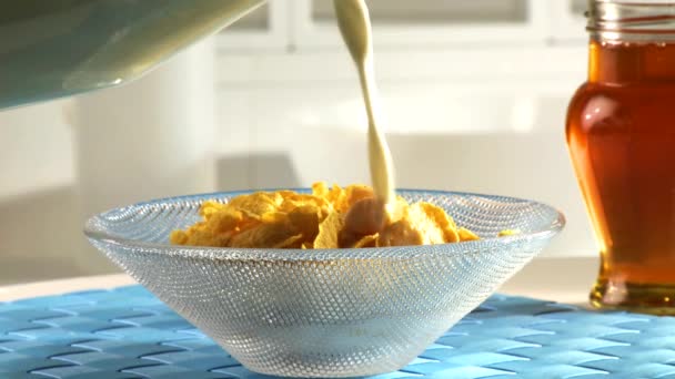 Milch über Cornflakes gießen — Stockvideo