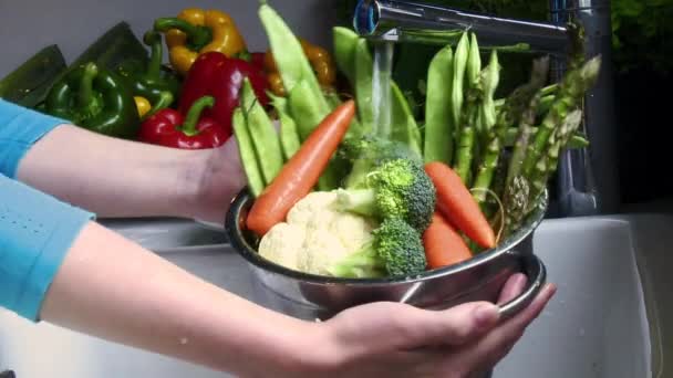 Мытье овощей в дуршлаге — стоковое видео