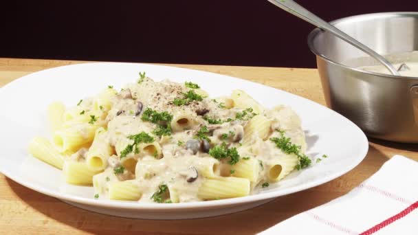 Rigatoni with mushroom sauce — Stock Video