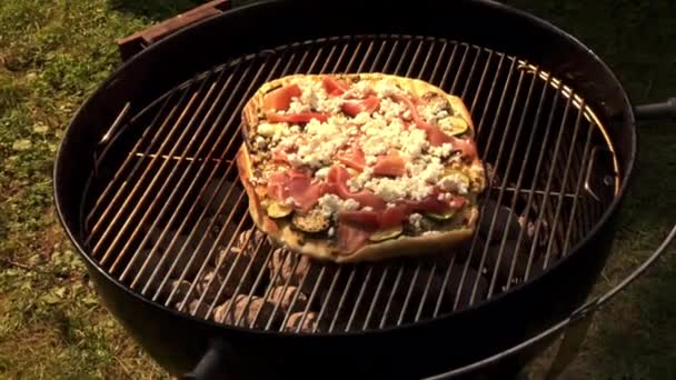 Pizza rematada con calabacines en barbacoa — Vídeo de stock