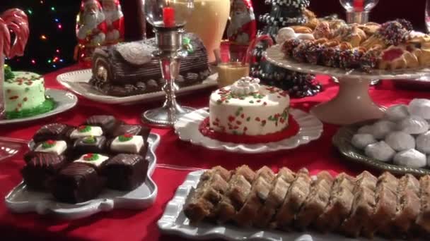 Peperkoek huis op kerst cake — Stockvideo