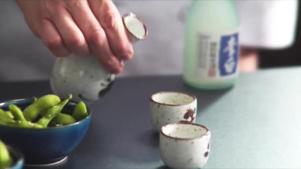 Sake neben Sojabohnen — Stockvideo