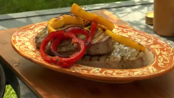 Grillezés steak tonhal és a paprika szeletekkel — Stock videók