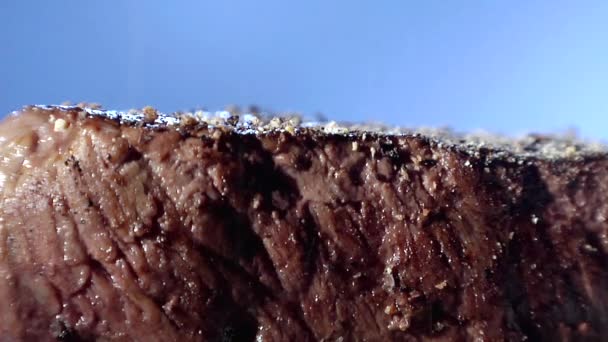 Смажений яловичий стейк з перцем — стокове відео