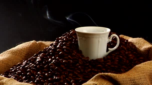 Мешок кофейных зерен и чашка — стоковое видео
