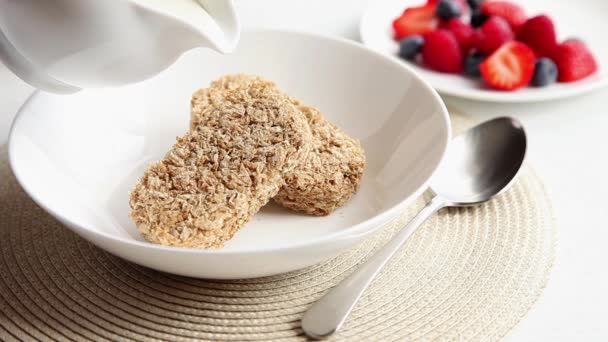 Cereales vertidos con leche — Vídeos de Stock