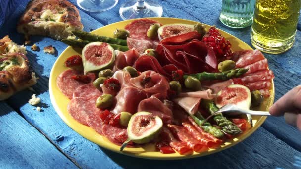 Plate of antipasti: salami, ham, figs — Stock Video