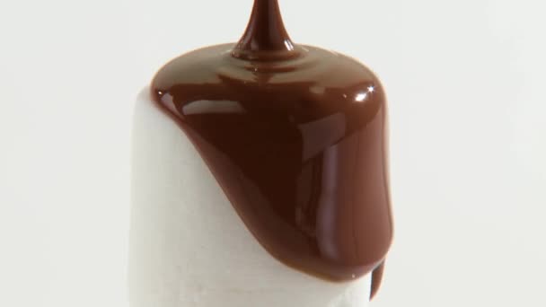 Revestimento de marshmallow com chocolate — Vídeo de Stock