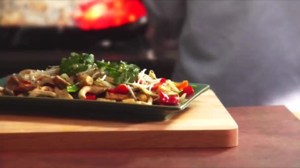 Remover las verduras fritas y el chef en el trabajo detrás — Vídeos de Stock