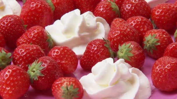 Φράουλες με κρέμα ροζέτες — Αρχείο Βίντεο