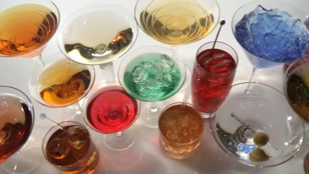 Cocktails colorés sur une table — Video