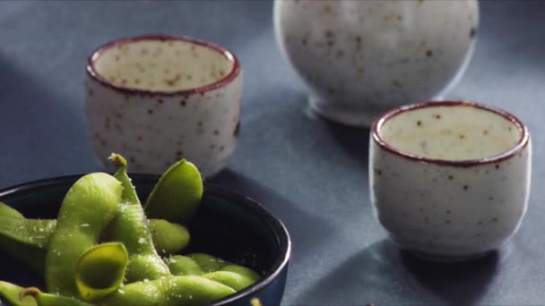 Sake in Tasse gießen — Stockvideo