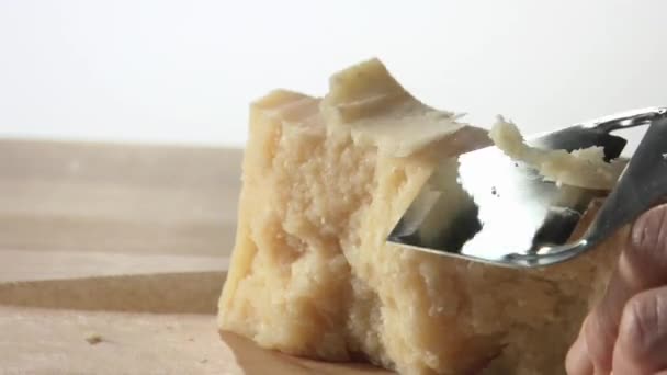 Chef-kok scheren Parmezaanse kaas — Stockvideo