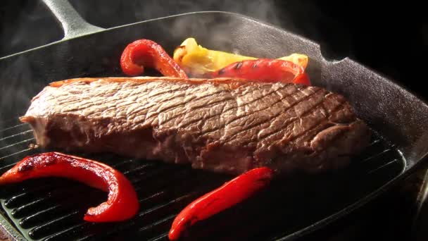 Pimienta roja y bistec en una parrilla — Vídeo de stock