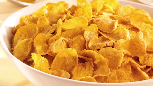 A bowl of golden cornflakes — Stock Video