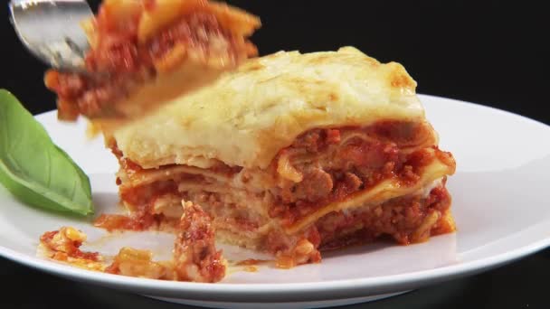 Snijden een beet-gerangschikte stukje lasagne — Stockvideo