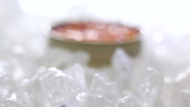 Cucharada de caviar de salmón sobre hielo — Vídeos de Stock