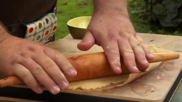 Hombre desplegando pastelería — Vídeo de stock