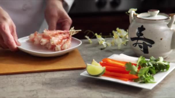 Brochetas de gambas fritas — Vídeos de Stock