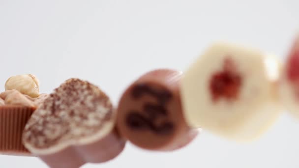 Rij van assortiment Chokoladen — Stockvideo