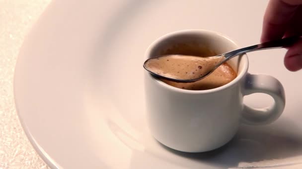Crema de café expresso sendo mexido — Vídeo de Stock