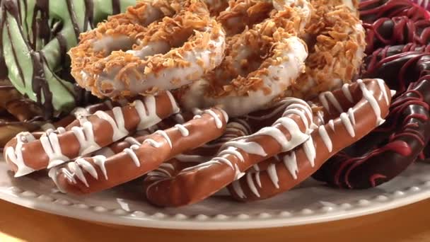 Ijs en chocolade-gecoat pretzels — Stockvideo