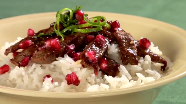 Beef with rice, pomegranate seeds and sesame seeds — Stock Video