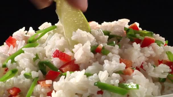 Arroz con pimientos y lima — Vídeo de stock