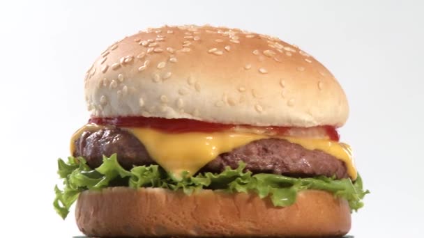 Rotációs cheeseburger közelről — Stock videók