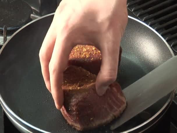 Torneando filetes en una sartén — Vídeo de stock