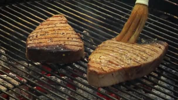 Tuna biftek fırçalama — Stok video