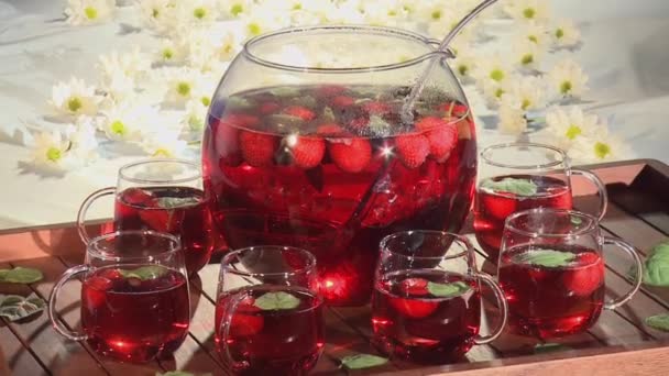 Punch alla fragola in ciotola e bicchieri — Video Stock