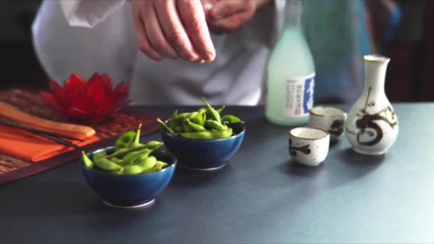 Ångade sojabönor med salt — Stockvideo