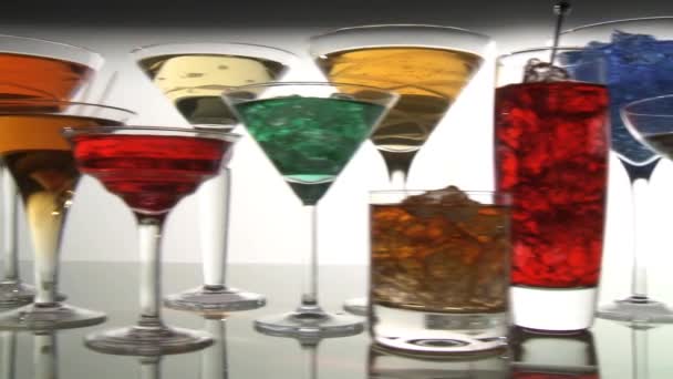 Cocktails colorés en gros plan — Video