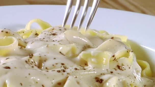 Onmiddellijke verpakking lint pasta — Stockvideo