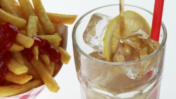 Frites met ketchup — Stockvideo