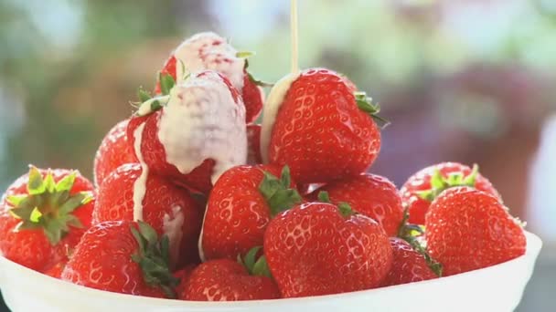 Cream poured over strawberries — Stock Video