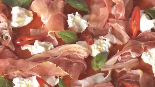 Pizza cubierta con jamón — Vídeo de stock