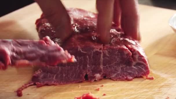 Slicing flat iron steak — Stock Video