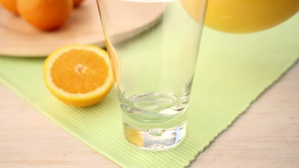 Portakal suyu dökerek — Stok video