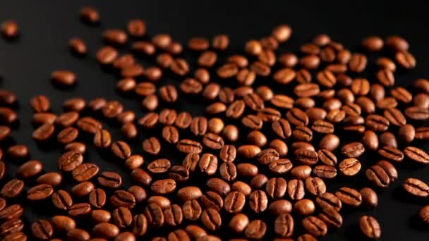 Проливая кофейную фасоль — стоковое видео