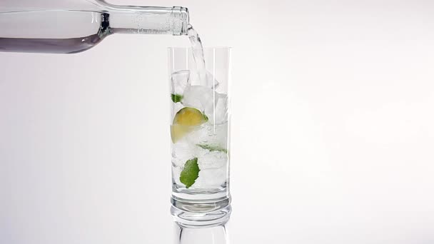 Een glas water met munt en limoen — Stockvideo