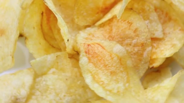 Вращающиеся картофельные чипсы — стоковое видео
