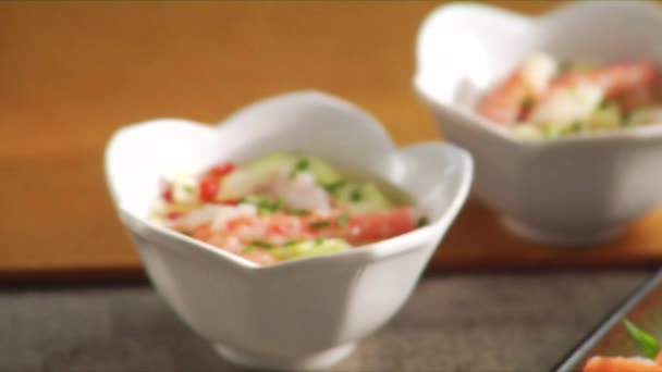 Ensalada de pepino con gambas y tempura de gambas — Vídeos de Stock