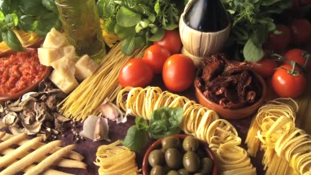 Итальянские продукты на столе — стоковое видео