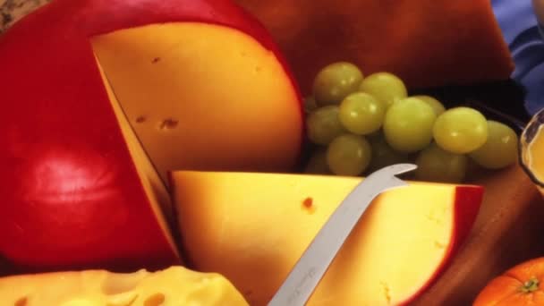 Verschiedene Käsesorten mit Trauben — Stockvideo