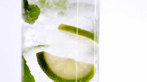 Mineral water with mint leaves — Stock Video