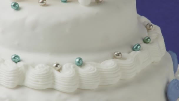 White tiered cake with dragees — Stock Video