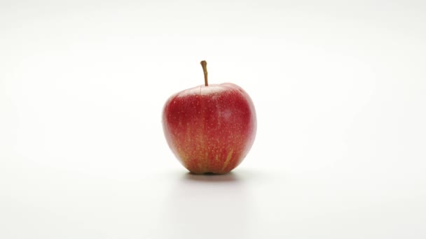 Apfel wird von einem anderen Apfel umgestoßen — Stockvideo