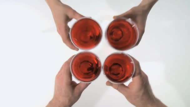 Brindis con cuatro copas de vino tinto — Vídeo de stock